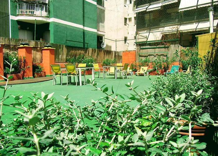 بيت شباب Onefam Les Corts