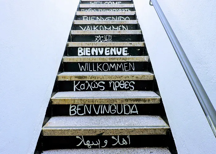 Onefam Les Corts بيت شباب