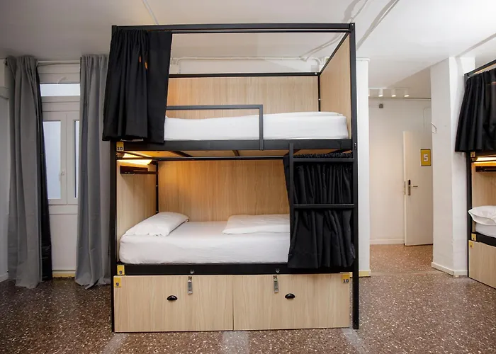 بيت شباب Onefam Les Corts