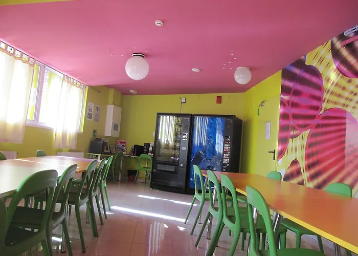 Onefam Les Corts بيت شباب *
