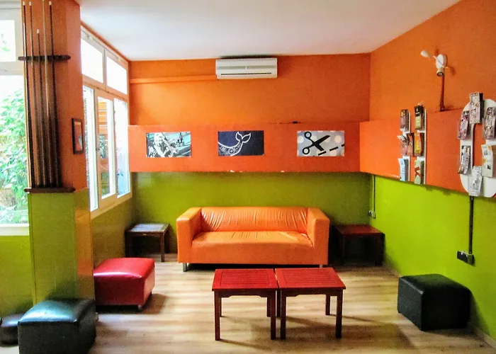 Onefam Les Corts بيت شباب