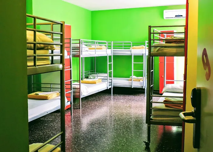 Onefam Les Corts بيت شباب *