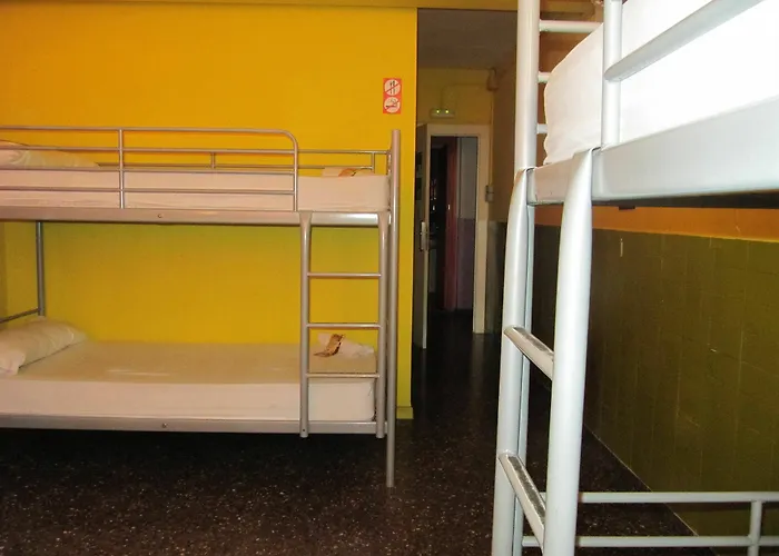 Onefam Les Corts بيت شباب
